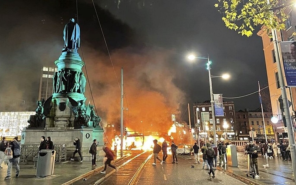 Bạo loạn và đốt phá bao trùm Dublin (Ireland) sau sự cố đâm dao hàng loạt